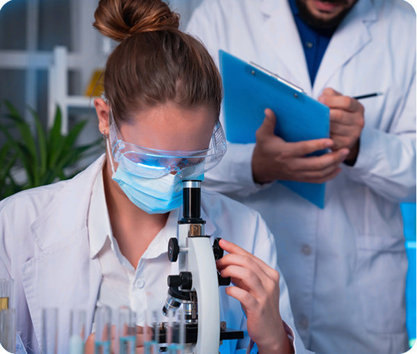 Equipe em ambiente de capacitação técnica